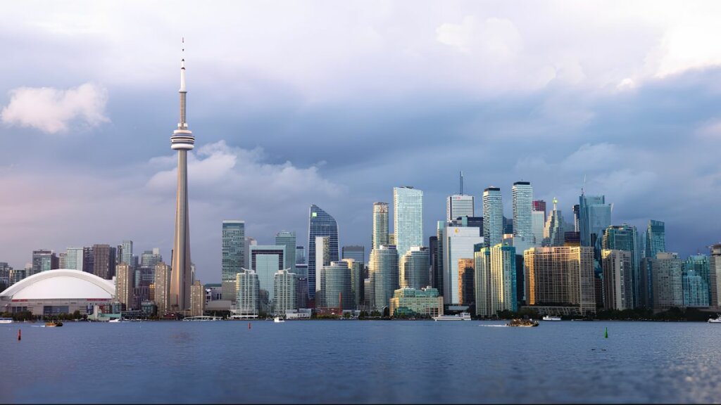 Cập nhật mức học phí du học Canada trung bình tại các trường đại học top đầu ở Toronto
