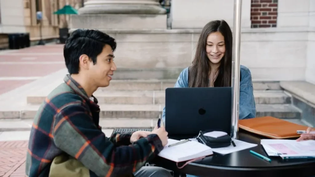 Sinh viên trao đổi tài liệu học tập khi chuẩn bị hồ sơ xin học bổng thạc sĩ Mỹ